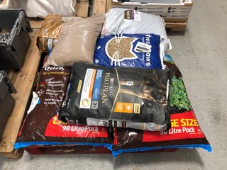 QTY OF ASSORTED ITEMS TO INCLUDE PROPLAN LARGE ROBUST ADULT DOG FOOD BISCUIT & FRESHPAWS CAT LITTER: LOCATION - B4