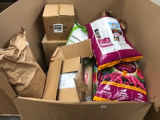 PALLET OF ASSORTED GARDEN ITEMS TO INCLUDE GROWMOOR MULTI PURPOSE COMPOST & PLAY SAND: LOCATION - B5 (KERBSIDE PALLET DELIVERY)