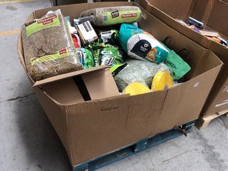 PALLET OF ASSORTED ANIMAL ITEMS TO INCLUDE EXTRA SELECT MEADOW HAY & BREEDER SELECT CAT LITTER: LOCATION - B5 (KERBSIDE PALLET DELIVERY)