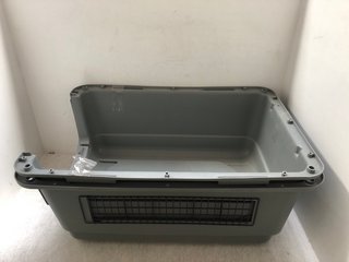 LARGE PET TRANSPORT CRATE IN GREY: LOCATION - B18