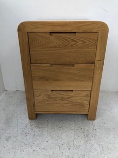 SMALL WOODEN TIERED CHEST OF DRAWERS IN OAK: LOCATION - D4