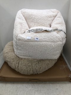 3 X ASSORTED PET ITEMS TO INCLUDE FLEECE ROUND BED IN LIGHT BROWN: LOCATION - D5