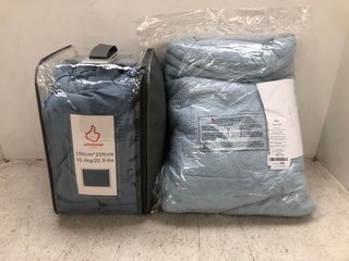 2 X ASSORTED BED ITEMS TO INCLUDE KING SIZE QUILT SET IN LIGHT BLUE: LOCATION - D5