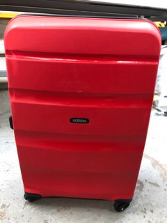 AMERICAN TOURISTER MEDIUM SIZED HARDSHELL TRAVEL SUITCASE IN RED: LOCATION - D7