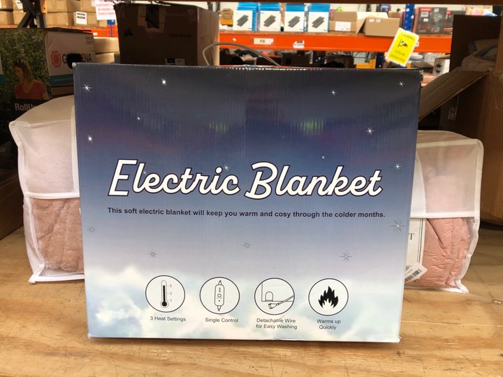 John Pye Auctions 4 X ASSORTED BED ITEMS TO INCLUDE BRENTFORDS WEIGHTED FLEECE BLANKET IN PINK