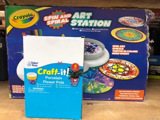2 X ASSORTED CHILDRENS TOYS TO INCLUDE CRAYOLA SPIN AND SPIRAL ART STATION: LOCATION - D9