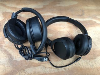 2 X ASSORTED HEADSETS IN BLACK: LOCATION - D11