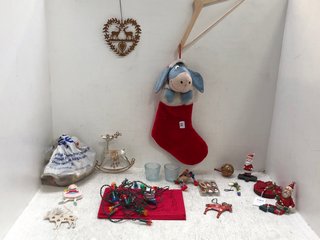 QTY OF ASSORTED CHRISTMAS DECORATIONS TO INCLUDE EEYORE SOFT TOUCH HANGING STOCKING IN RED: LOCATION - D1 FRONT