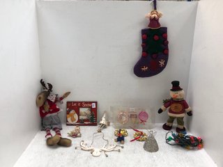 QTY OF ASSORTED CHRISTMAS DECORATIONS TO INCLUDE LET IT SNOW SNOWMAN PRINT WOODEN PICTURE FRAME: LOCATION - D1 FRONT