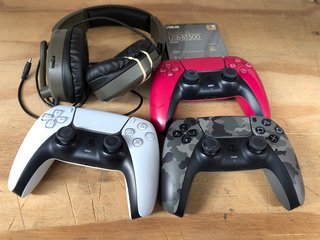 5 X ASSORTED GAMING ITEMS TO INCLUDE 3 X ASSORTED WIRELESS CONTROLLERS IN VARIOUS COLOURS: LOCATION - B7