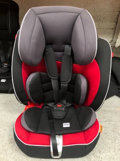 CHILDRENS CAR SEAT IN BLACK AND RED: LOCATION - AR7