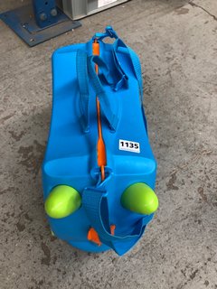 TRUNKI KIDS RIDE ON WHEELED SUITCASE IN BLUE AND GREEN: LOCATION - AR8