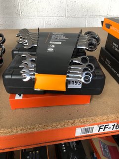 QTY OF ASSORTED TOOLS TO INCLUDE 16 PIECE RATCHET SPANNER SET: LOCATION - AR16