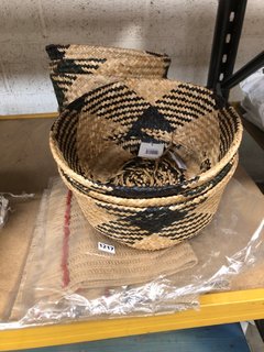 QTY OF ASSORTED ITEMS TO INCLUDE SMALL HANDLED STORAGE BASKETS IN NATURAL AND BLACK WOVEN DESIGN: LOCATION - BR3