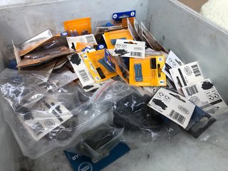 QTY OF ASSORTED ITEMS TO INCLUDE 35 AMP BLADE FUSES: LOCATION - BR5