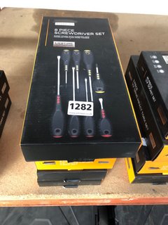 QTY OF ASSORTED TOOLS TO INCLUDE 8 PIECE SCREWDRIVER SET: LOCATION - AR16