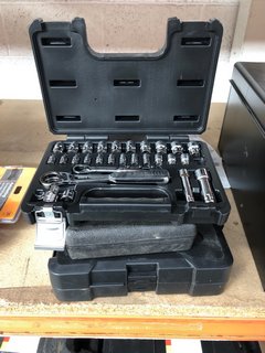 QTY OF ASSORTED TOOLS TO INCLUDE SOCKET SET: LOCATION - AR16