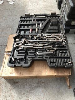 2 X 200PC SOCKET AND RATCHET SPANNER SETS: LOCATION - AR16