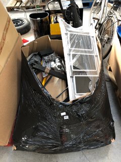 PALLET OF ASSORTED AUTOMOTIVE ITEMS TO INCLUDE CAR JACK AND SPARE LIGHT FITTINGS: LOCATION - A6 (KERBSIDE PALLET DELIVERY)