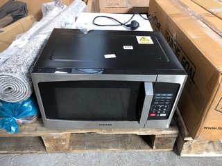 2 X MICROWAVES TO INCLUDE LARGE TOSHIBA MICROWAVE IN BLACK/SILVER: LOCATION - A7