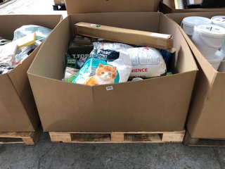 PALLET OF ASSORTED PET ITEMS TO INCLUDE BREEDER CELECT CAT LITTER AND EXTRA SELECT PUPPY TREATS (BBE 29/01/25): LOCATION - A9 (KERBSIDE PALLET DELIVERY)