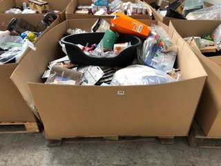 PALLET OF ASSORTED PET ITEMS TO INCLUDE TRIXIE WILD CAT SCRATCH MAT AND MEDIUM SIZED BLACK PET BED CONTAINER: LOCATION - A9 (KERBSIDE PALLET DELIVERY)