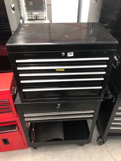 5 DRAWER TOOL TOP CHEST IN BLACK TO INCLUDE 2 DRAWER TOOL TROLLEY IN BLACK: LOCATION - B1