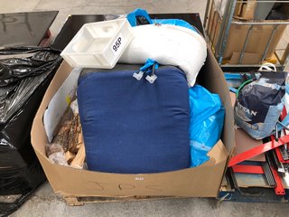 PALLET OF ASSORTED ITEMS TO INCLUDE BON VIVO EASY LOUNGE CHAIR IN BLUE FABRIC: LOCATION - B4 (KERBSIDE PALLET DELIVERY)