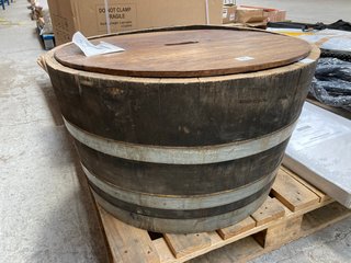 2 X ASSORTED GARDEN ITEMS TO INCLUDE LARGE BARREL STYLE PLANTER WITH LID IN RUSTIC WOOD FINISH: LOCATION - A2