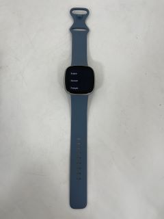 FITBIT VERSA 4 SMARTWATCH (ORIGINAL RRP - £179) IN PLATINUM ALUMINIUM CASE & WATERFALL BLUE INFINITY BAND: MODEL NO FB523 (WITH BOX, MANUAL, STRAP & CHARGER CABLE, MINOR COSMETIC DEFECTS ON BOX) [JPT