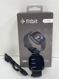 FITBIT VERSA 4 SMARTWATCH (ORIGINAL RRP - £179) IN GRAPHITE ALUMINIUM: MODEL NO FB523 (WITH BOX & ALL ACCESSORIES) [JPTM114965] THIS PRODUCT IS FULLY FUNCTIONAL AND IS PART OF OUR PREMIUM TECH AND EL