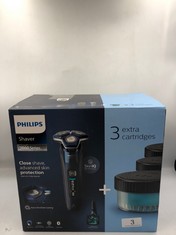 PHILIPS SHAVER SERIES 7000 - WET & DRY MEN'S ELECTRIC SHAVER WITH SKIN IQ TECHNOLOGY, POP-UP TRIMMER, CHARGING STAND, TRAVEL CASE, 1 X QUICK CLEAN POD AND 4 X QUICK CLEAN CARTRIDGES (MODEL S7885/63).