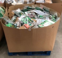 PALLET OF ASSORTED ITEMS TO INCLUDE ST PATRICKS DAY DECORATIONS : LOCATION - GENERAL GOODS(COLLECTION OR OPTIONAL DELIVERY AVAILABLE)