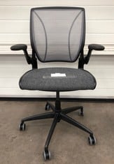 HUMANSCALE DIFFRIENT WORLD TASK OFF OFFICE CHAIR RRP £749: LOCATION - FURNITURE(COLLECTION OR OPTIONAL DELIVERY AVAILABLE)