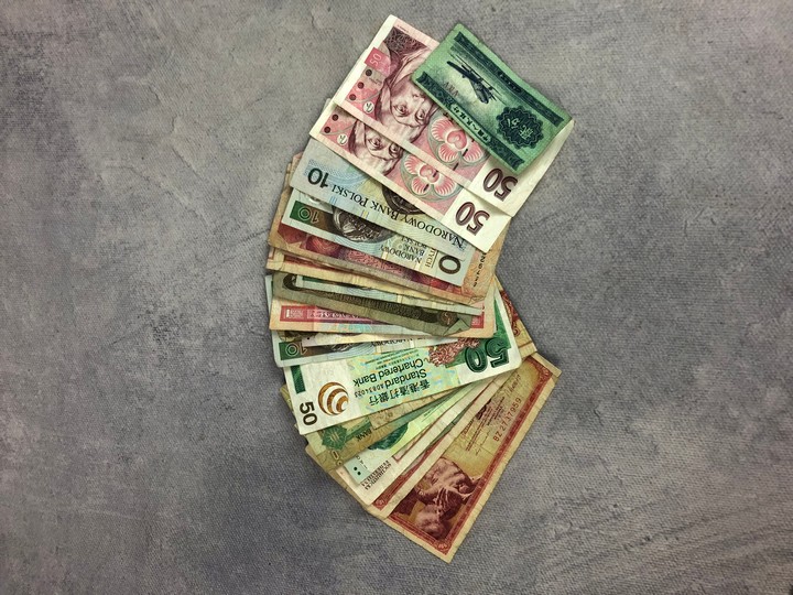 Selection of currency, including Omani Rial, Yugoslavian Dinar, Iraq Dinar, Singapore Dollars, United Arab Emirates Dirhams, Hong Kong Dollars, Polish Zloty and Bahrain Dinar. (VAT Only Payable on Bu