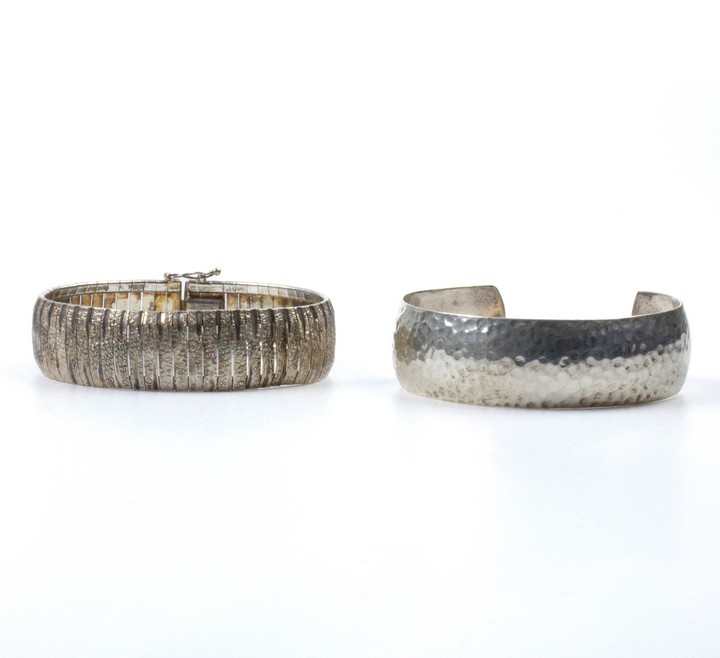 Silver Hammered Cuff Bangle and Silver Flexible Bangle, 19cm, total weight 52.3g (VAT Only Payable on Buyers Premium)