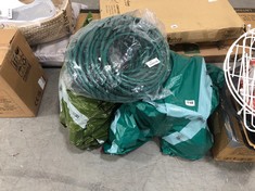 3 X ASSORTED HOSE PIPES TO INCLUDE WALL-MOUNTED HOSE REEL (COLLECTION OR OPTIONAL DELIVERY)