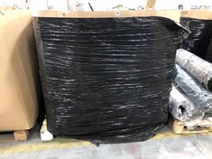 PALLET OF ASSORTED ITEMS TO INCLUDE 2 IN 1 FAMILY TOILET SEAT SOFT CLOSE UNIVERSAL TOILET SEAT (COLLECTION OR OPTIONAL DELIVERY) (KERBSIDE PALLET DELIVERY)