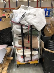 CAGE OF ASSORTED ITEMS TO INCLUDE LIGHT GREY ELECTRIC BLANKET (CAGE NOT INCLUDED) (COLLECTION OR OPTIONAL DELIVERY) (KERBSIDE PALLET DELIVERY)