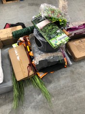 QTY OF ASSORTED GARDEN ITEMS TO INCLUDE GROWMOOR MULTI PURPOSE SOIL COMPOST (COLLECTION OR OPTIONAL DELIVERY) (KERBSIDE PALLET DELIVERY)