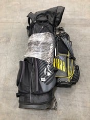 2 X ASSORTED GOLF ITEMS TO INCLUDE TAYLORMADE GOLF BAG IN BLACK (COLLECTION OR OPTIONAL DELIVERY)