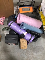 QTY OF ASSORTED GYM ITEMS TO INCLUDE FITNESS 20KG CAST IRON DUMBBELL SET (COLLECTION OR OPTIONAL DELIVERY) (KERBSIDE PALLET DELIVERY)