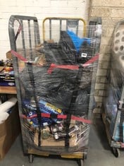 CAGE OF ASSORTED ITEMS TO INCLUDE CATSAN SMART PACK CAT LITTER (COLLECTION OR OPTIONAL DELIVERY) (KERBSIDE PALLET DELIVERY)
