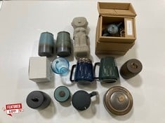 APPROX 11 X ASSORTED HOUSEHOLD ITEMS TO INCLUDE LARGE COFFEE MUG IN PATTERNED DARK GREEN (COLLECTION OR OPTIONAL DELIVERY)