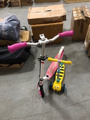 LA SCOOTA SCOOTER IN PINK/WHITE TO INCLUDE 3-WHEEL BEE SCOOTER IN YELLOW/BLACK (COLLECTION OR OPTIONAL DELIVERY)
