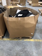 PALLET OF ASSORTED CAR ITEMS TO INCLUDE QTY OF ASSORTED FLOOR MATS IN BLACK - RUBBER AND FABRIC (COLLECTION OR OPTIONAL DELIVERY) (KERBSIDE PALLET DELIVERY)