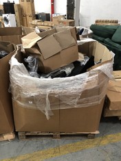 PALLET OF ASSORTED CAR ITEMS TO INCLUDE QTY OF FABRIC CAR MATS IN BLACK (COLLECTION OR OPTIONAL DELIVERY) (KERBSIDE PALLET DELIVERY)