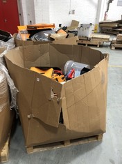 PALLET OF ASSORTED CAR ITEMS TO INCLUDE HEATHER BOOSTER SEAT FOR DOGS (COLLECTION OR OPTIONAL DELIVERY) (KERBSIDE PALLET DELIVERY)