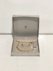 A YELLOW METAL NECKLACE AND EARRING SET, BOXED (DELIVERY ONLY)
