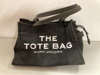 MARC JACOBS THE TRAVELER TOTE BAG IN BLACK
